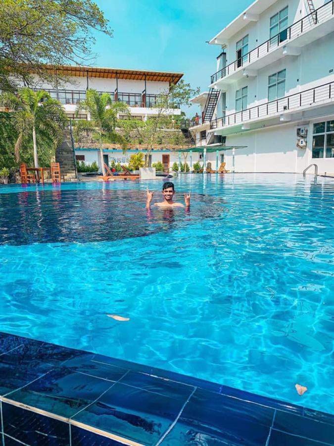 Saru Blue Sapphire Hotel Удавалаве Екстериор снимка