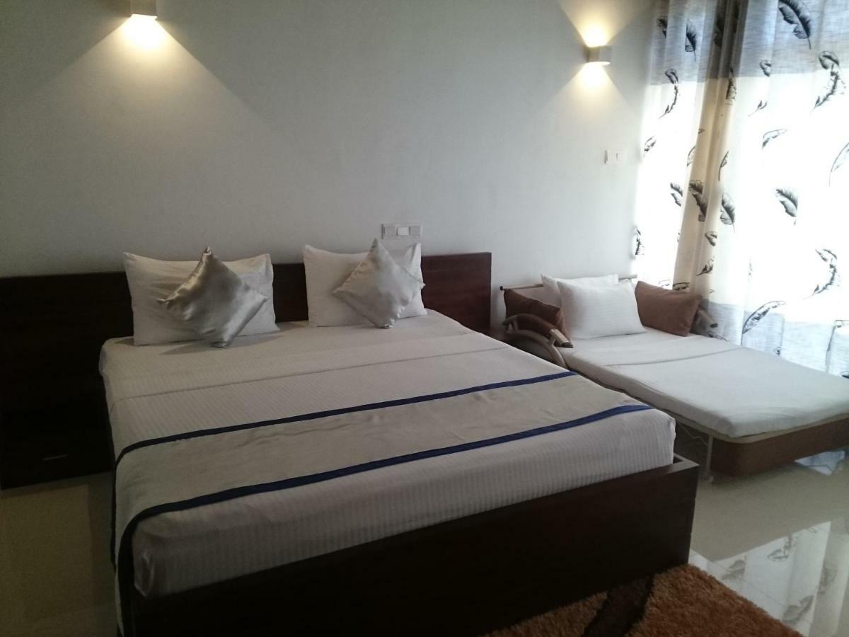 Saru Blue Sapphire Hotel Удавалаве Екстериор снимка
